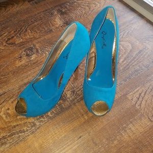 NWOT Qupid Blue and Gold Peep Toe Pump